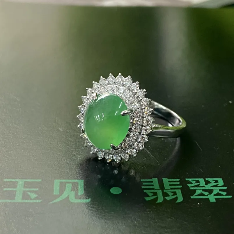 天然翡翠冰种阳绿戒指，玉质细腻油润，搭配18k金镶嵌天然钻石，色泽艳丽多姿，自然光实拍，代售