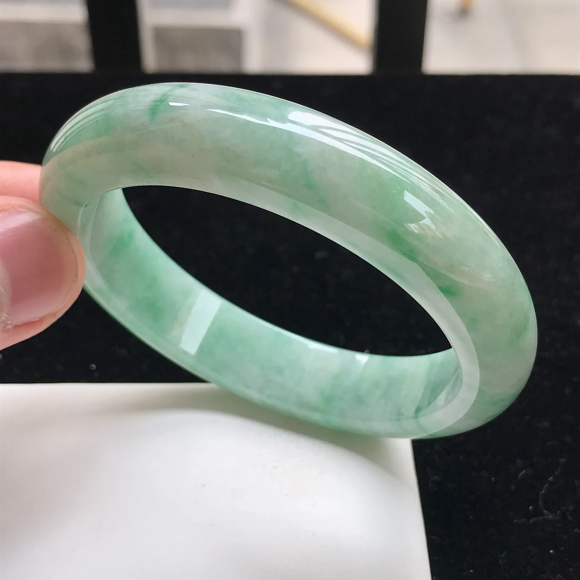 7mm 阳台边实拍 老坑飘绿正装手镯 c276玉质细腻水润,底子清爽,韵味