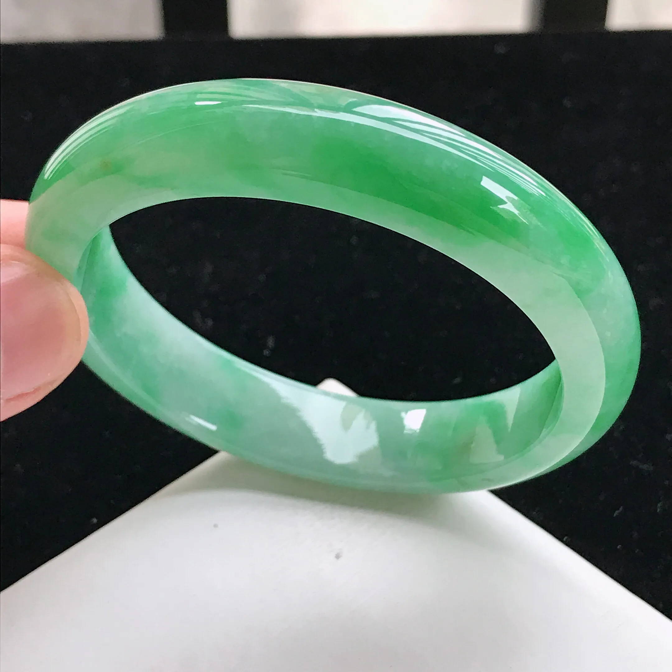 自然光拍摄 57圈口 翡翠莹润飘阳绿正装手镯 a102玉质细腻,底子清爽