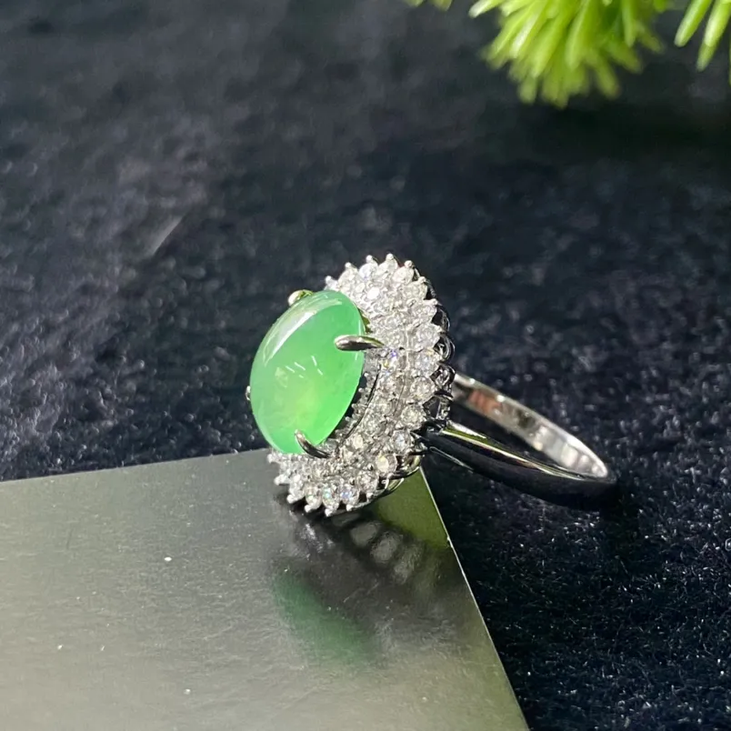 天然翡翠冰种阳绿戒指，玉质细腻油润，搭配18k金镶嵌天然钻石，色泽艳丽多姿，自然光实拍，代售