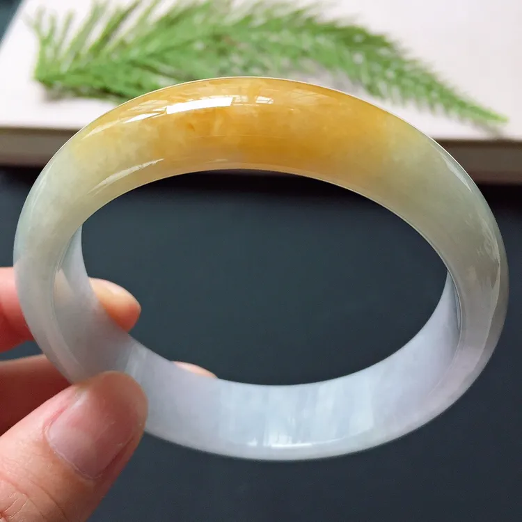 正圈57.2mm,糯化种黄翡手镯,底子细腻,鲜艳迷人