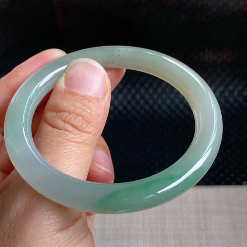 5mm 天然翡翠自然光实拍 底子细腻油润飘绿花圆条手镯 上手秀气