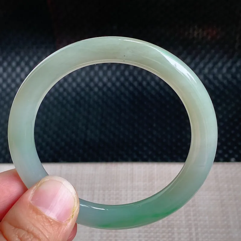 5mm 天然翡翠自然光实拍 底子细腻油润飘绿花圆条手镯 上手秀气