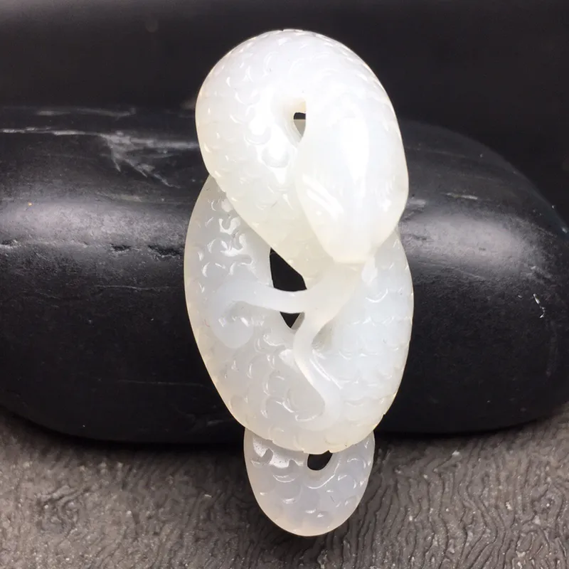 6g新疆和田玉羊脂白玉蛇,白度一级,玉质细腻,油性十足,色泽诱人,雕琢