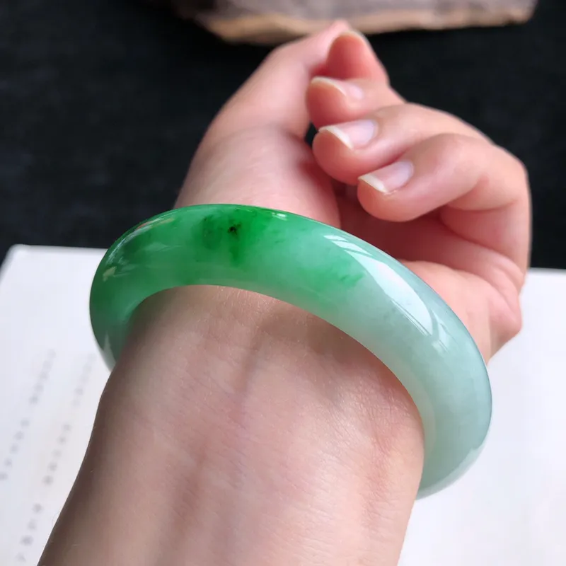 圈口52翡翠a货糯化种飘阳绿正圈手镯,尺寸:52*12.3*9.