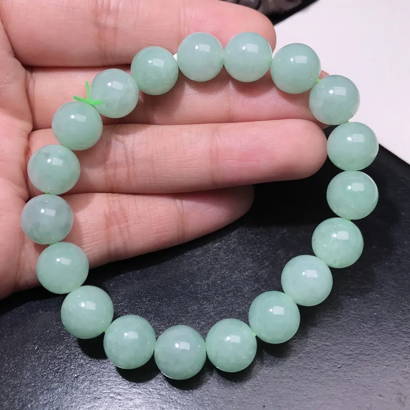 严选推荐 手串，老坑糯化种淡绿底色翡翠圆珠手链，老坑种质，肉质水润细腻，晶体结构致密。高性价比
