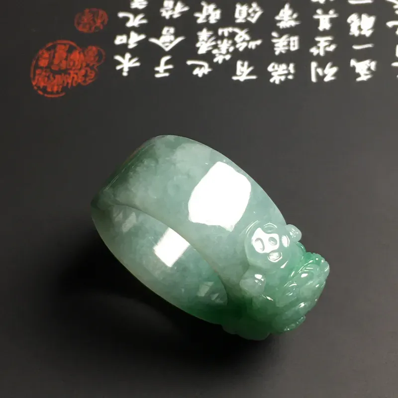 糯化种带色【招财貔貅】扳指 内直径22.2毫米 质地细腻 雕工精湛 翠色艳丽