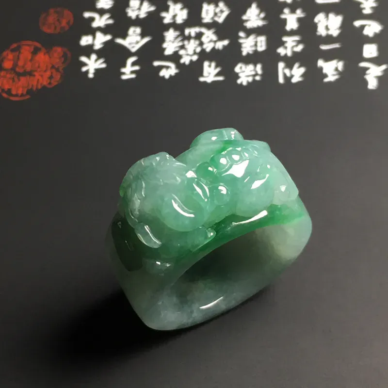 糯化种带色【招财貔貅】扳指 内直径22.2毫米 质地细腻 雕工精湛 翠色艳丽