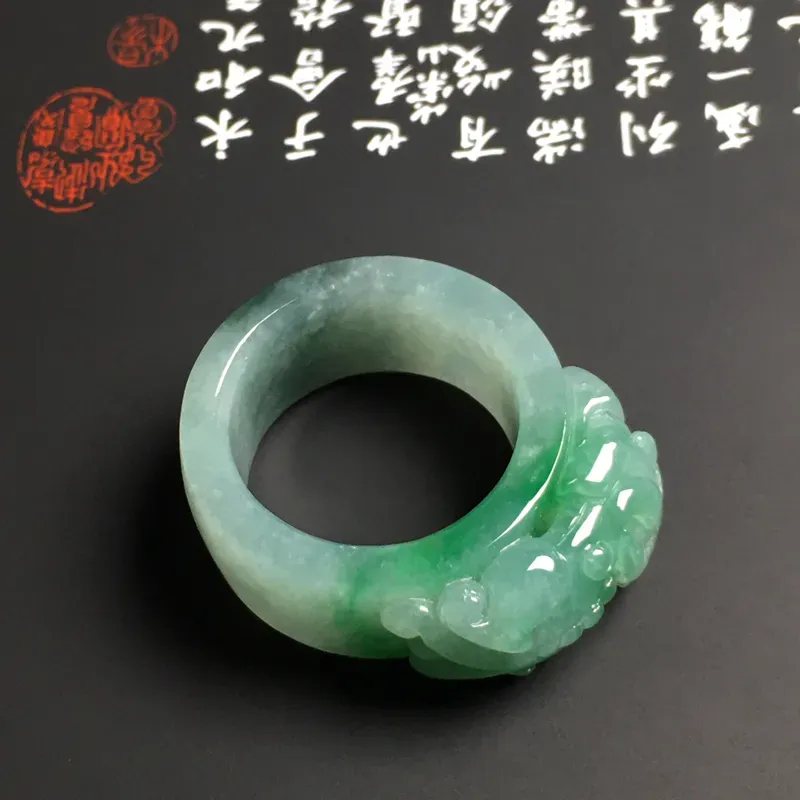 糯化种带色【招财貔貅】扳指 内直径22.2毫米 质地细腻 雕工精湛 翠色艳丽