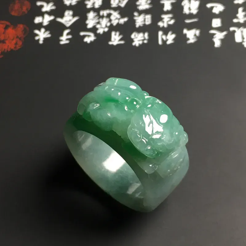 糯化种带色【招财貔貅】扳指 内直径22.2毫米 质地细腻 雕工精湛 翠色艳丽