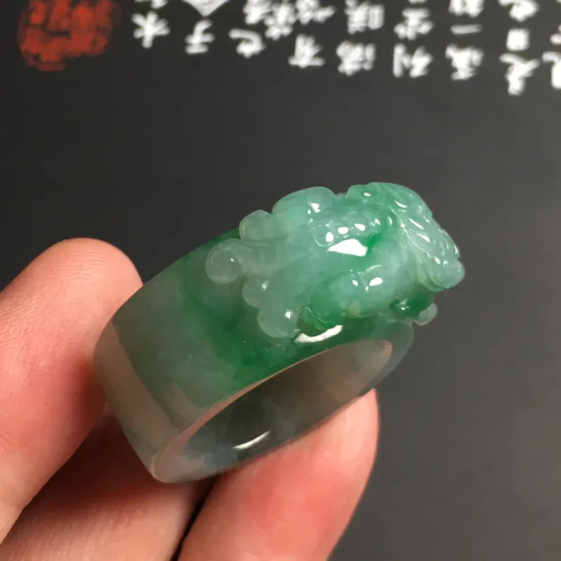 糯化种带色【招财貔貅】扳指 内直径22.2毫米 质地细腻 雕工精湛 翠色艳丽