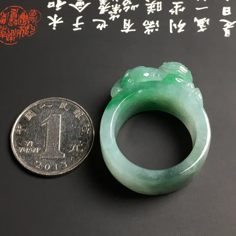 糯化种带色【招财貔貅】扳指 内直径22.2毫米 质地细腻 雕工精湛 翠色艳丽
