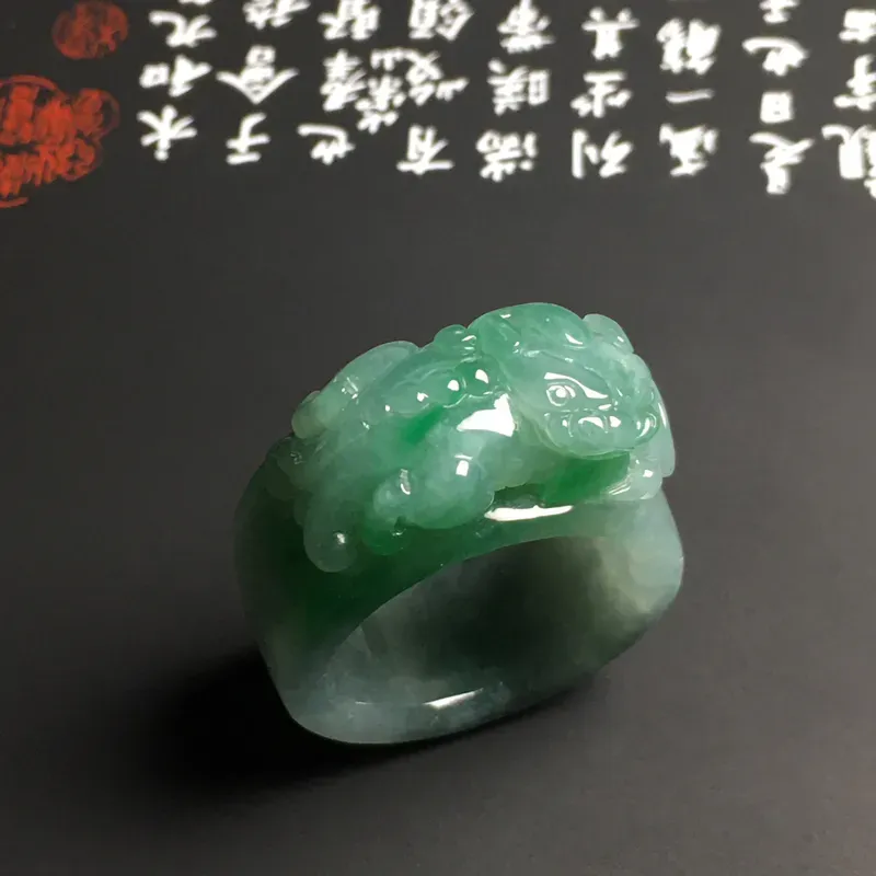 糯化种带色【招财貔貅】扳指 内直径22.2毫米 质地细腻 雕工精湛 翠色艳丽