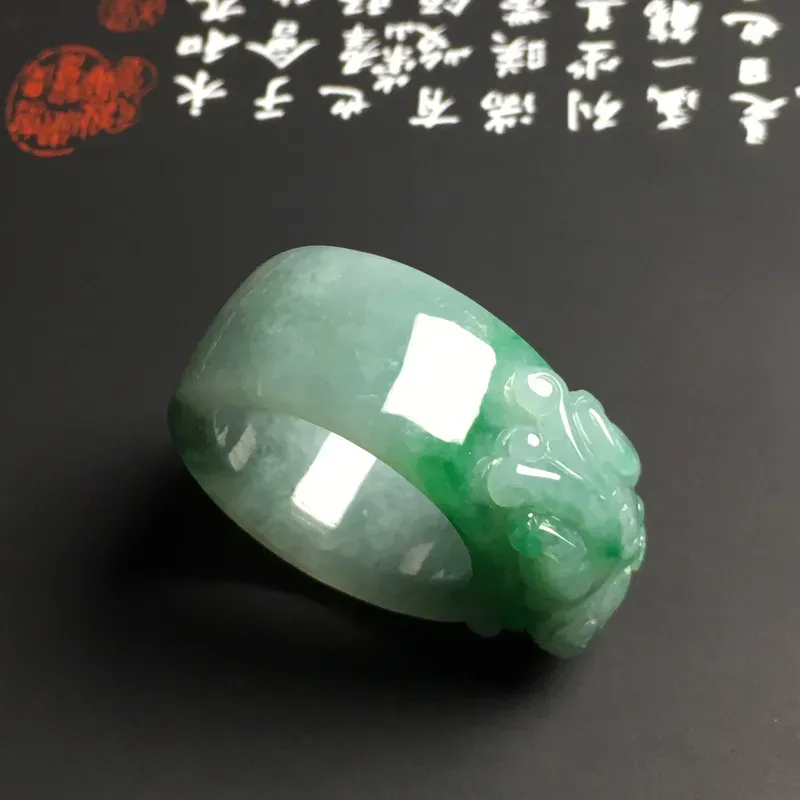 糯化种带色【招财貔貅】扳指 内直径22.2毫米 质地细腻 雕工精湛 翠色艳丽