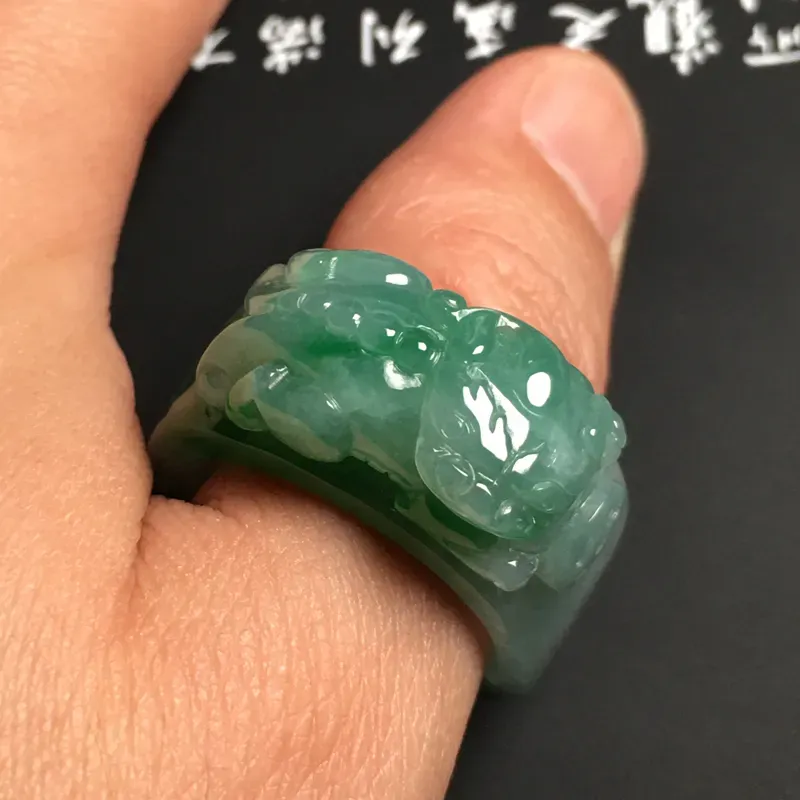 糯化种带色【招财貔貅】扳指 内直径22.2毫米 质地细腻 雕工精湛 翠色艳丽
