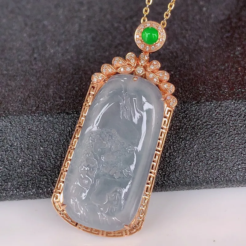 自然光实拍,18k金伴钻镶嵌冰意境山水牌吊坠,翡翠山水牌,寓意"常青