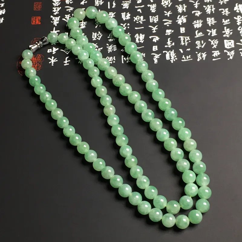 冰糯种带色珠链 86颗 直径：大6.9小5.9毫米 翠色艳丽 质地细腻 款式时尚