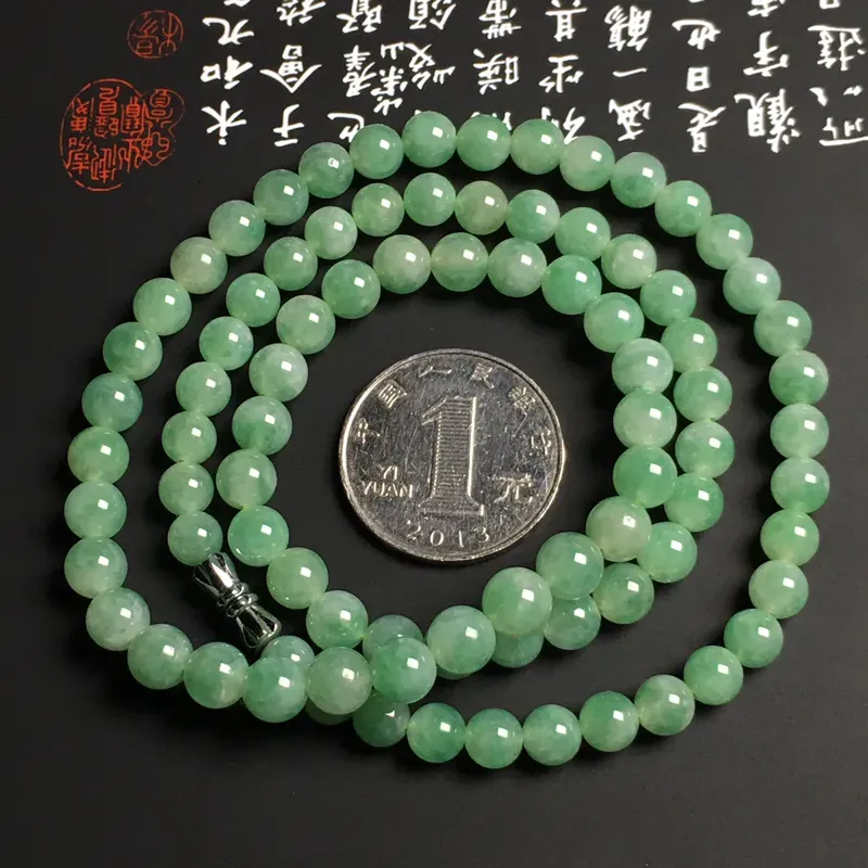 冰糯种带色珠链 86颗 直径：大6.9小5.9毫米 翠色艳丽 质地细腻 款式时尚