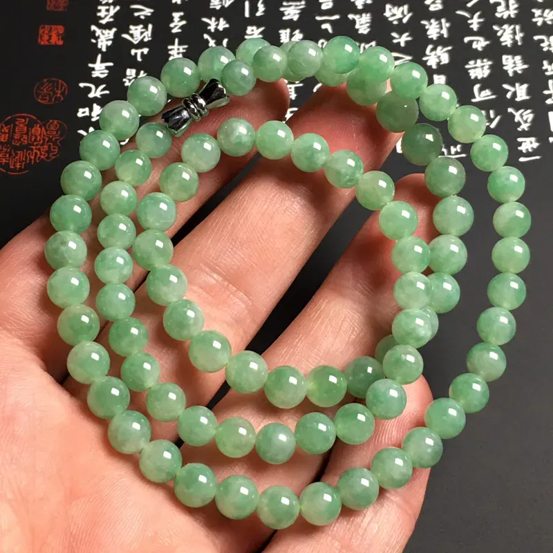 冰糯种带色珠链 86颗 直径：大6.9小5.9毫米 翠色艳丽 质地细腻 款式时尚