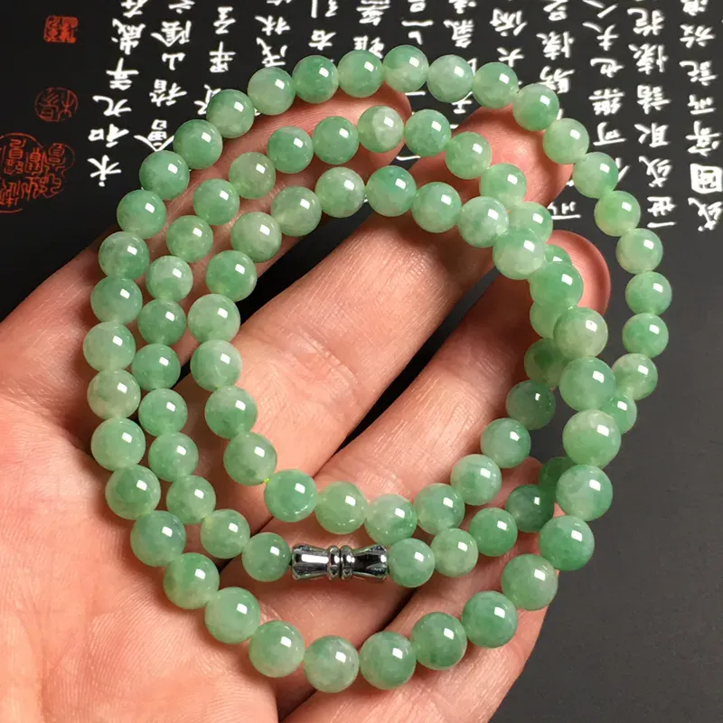 冰糯种带色珠链 86颗 直径：大6.9小5.9毫米 翠色艳丽 质地细腻 款式时尚