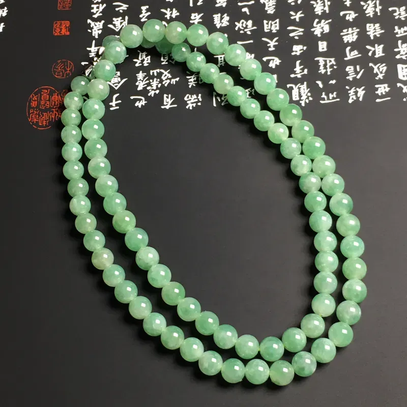 冰糯种带色珠链 86颗 直径：大6.9小5.9毫米 翠色艳丽 质地细腻 款式时尚