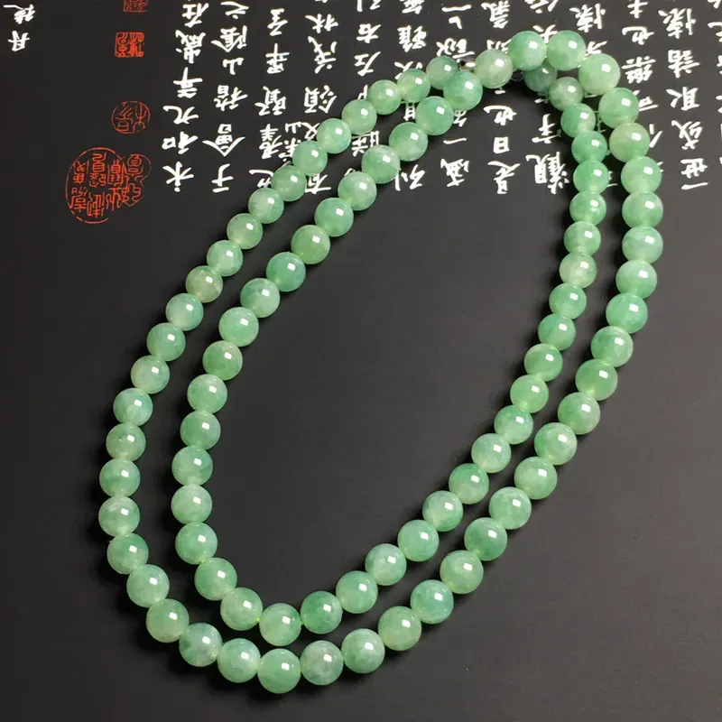 冰糯种带色珠链 86颗 直径：大6.9小5.9毫米 翠色艳丽 质地细腻 款式时尚
