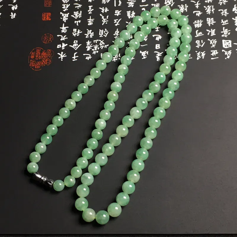 冰糯种带色珠链 86颗 直径：大6.9小5.9毫米 翠色艳丽 质地细腻 款式时尚