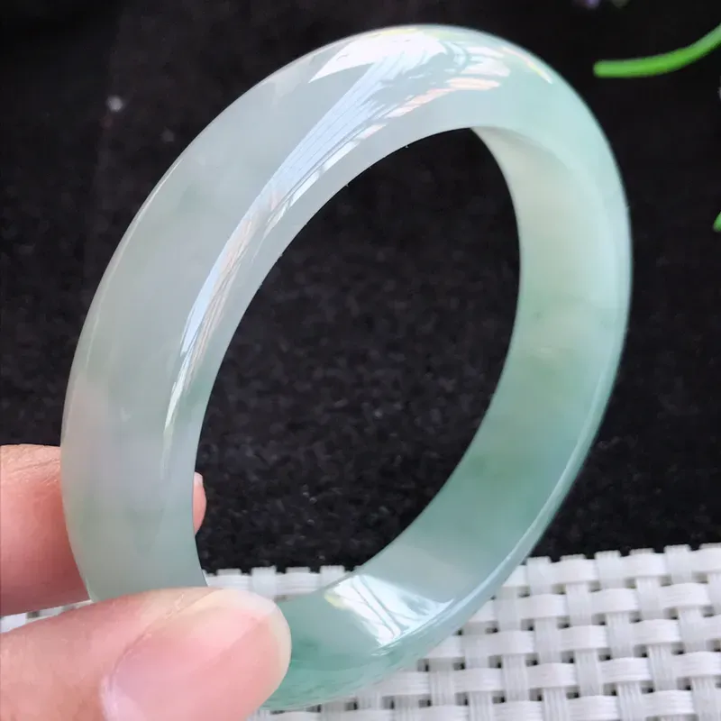 老坑54mm冰莹晴底飘花手镯,玉质莹润,水灵清秀,起胶感,色泽淡雅,鲜活