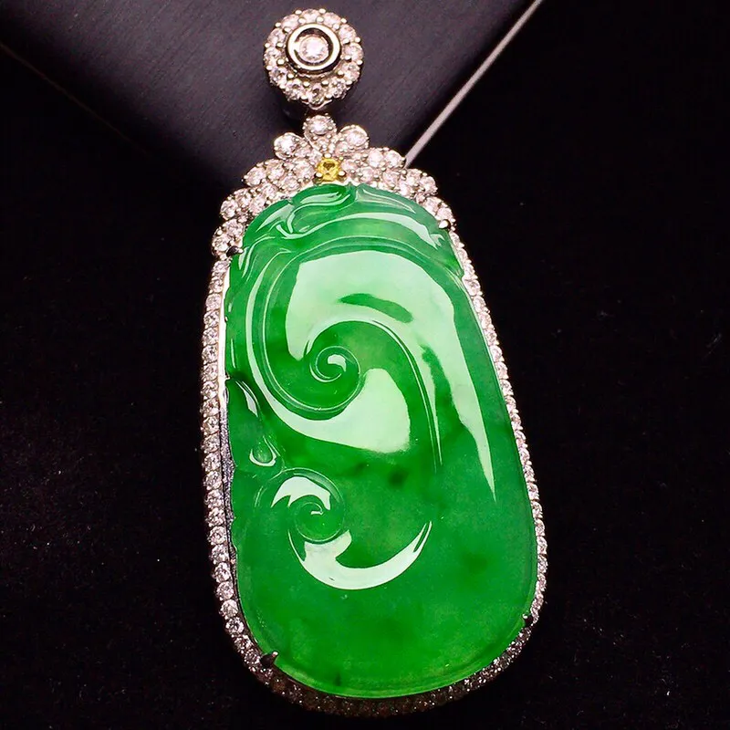 18k金钻加宝石镶嵌翠绿如意吊坠   玉质细腻 色泽艳丽 款式高贵优雅