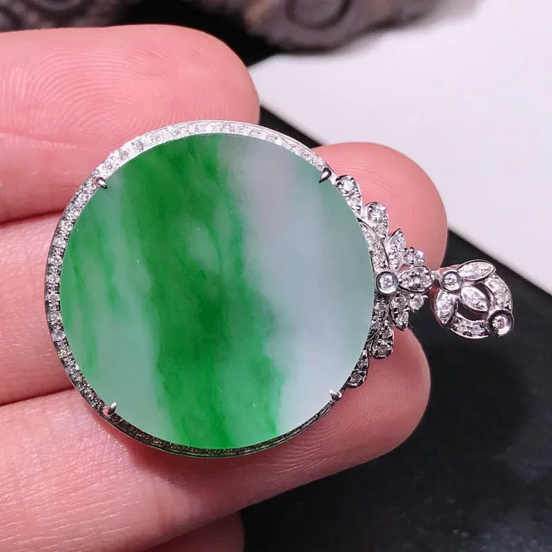 无事牌,老坑冰糯种绿色飘花圆饼形平安无事牌挂件,18k金钻精致镶嵌而