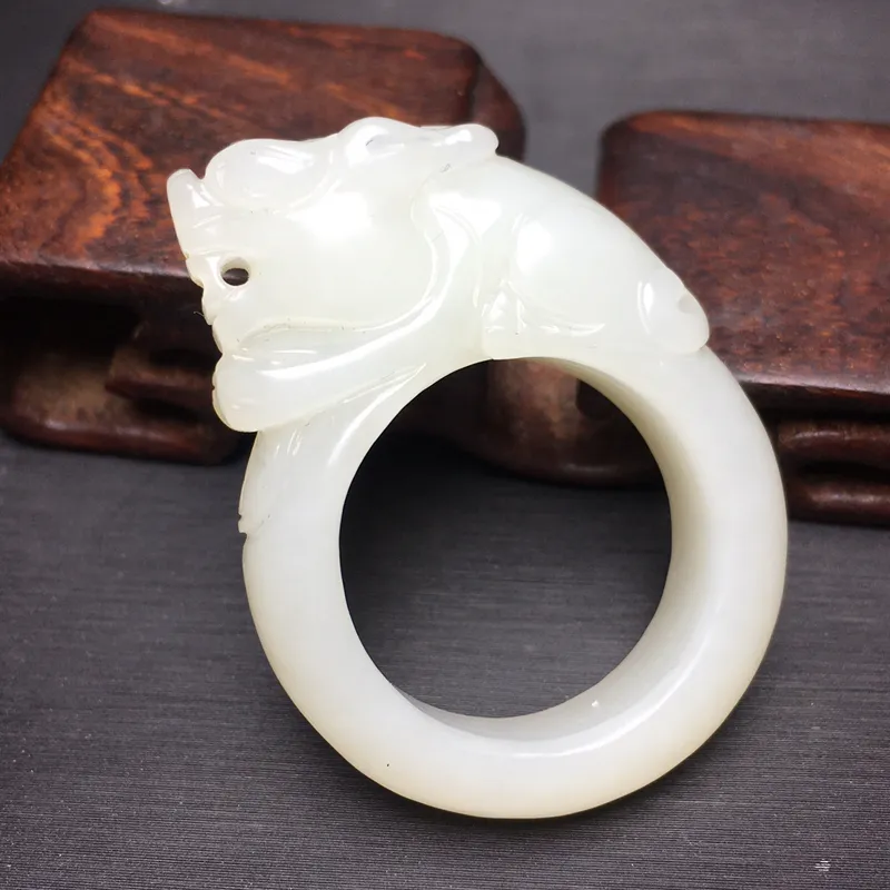 新疆和田玉貔貅扳指153克苏工名家作品设计风格独特做工精细线条流畅