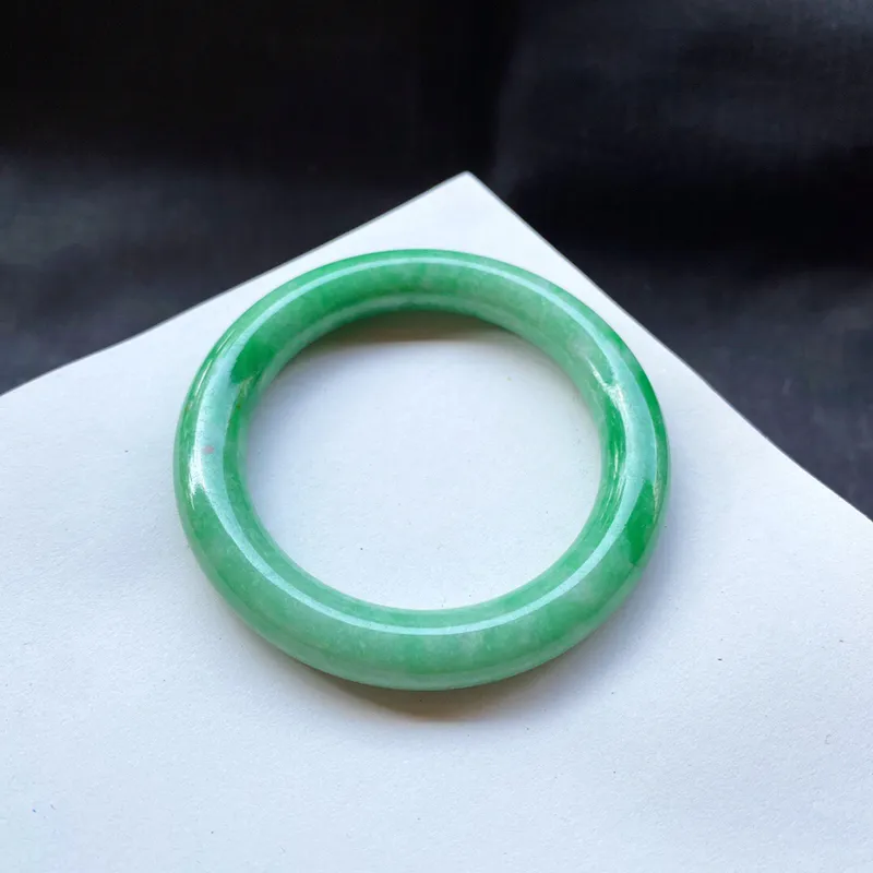 56-57圈口豆绿圆条手镯，
尺寸:56.1×10.5×10.6mm，
底子细，色泽浓郁青翠葱茏佩戴抢眼，表面洒金带黄点！