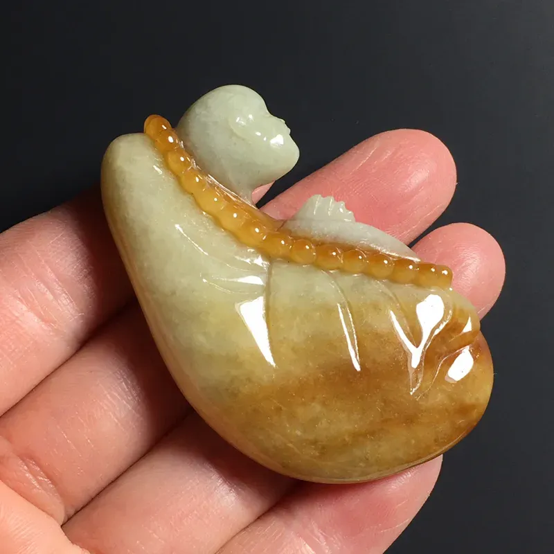 黄翡小沙弥吊坠 尺寸52.5-32-7毫米 色彩艳丽 雕工精细