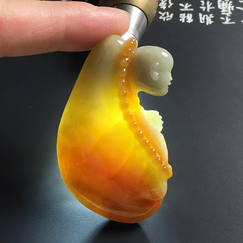 黄翡小沙弥吊坠 尺寸52.5-32-7毫米 色彩艳丽 雕工精细