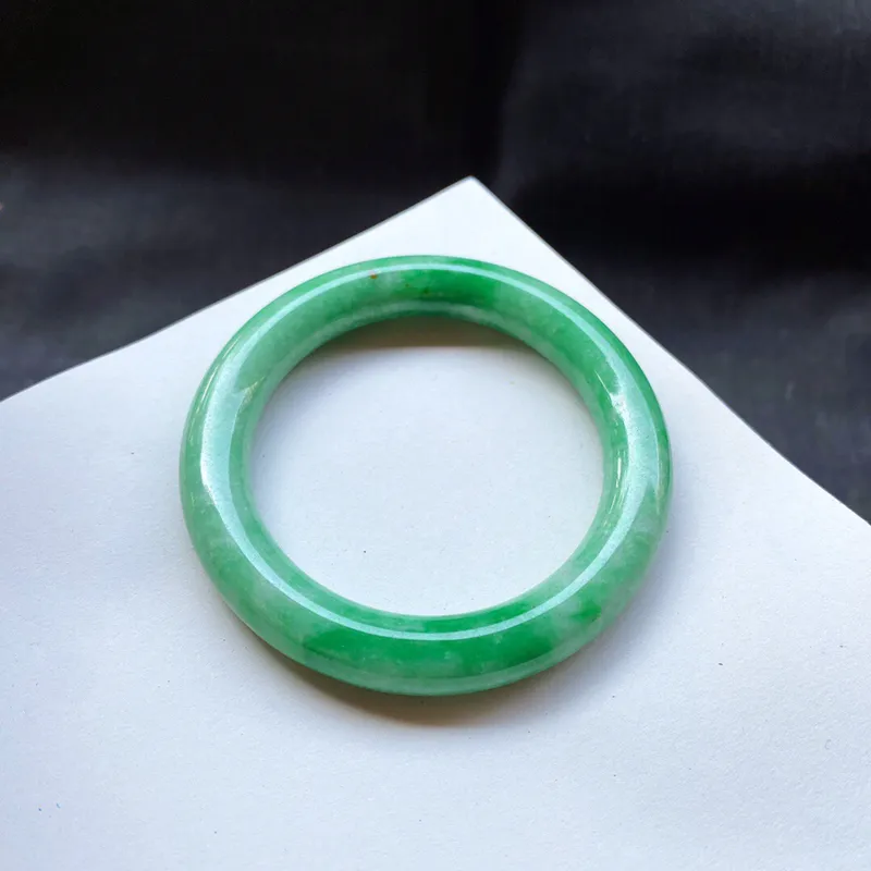 56-57圈口豆绿圆条手镯，
尺寸:56.1×10.5×10.6mm，
底子细，色泽浓郁青翠葱茏佩戴抢眼，表面洒金带黄点！