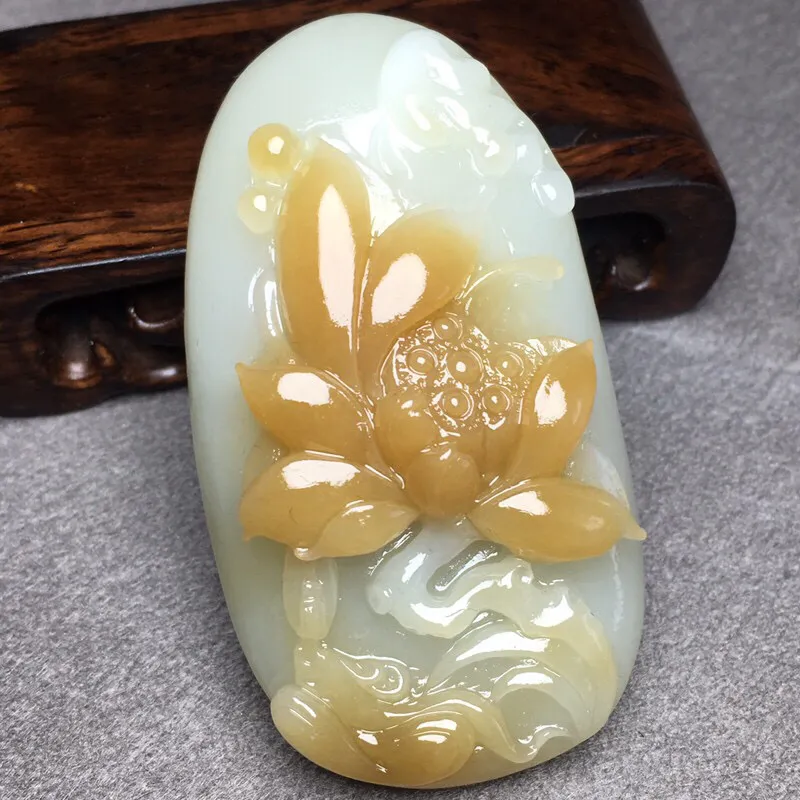 新疆和田玉糖料【荷韵】93克,苏工名家作品,设计风