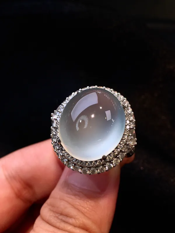 收藏级玻璃种冰玻大蛋面戒指
暗夜里的明珠 寒光凛凛
大的裸石达到这个品质太少了