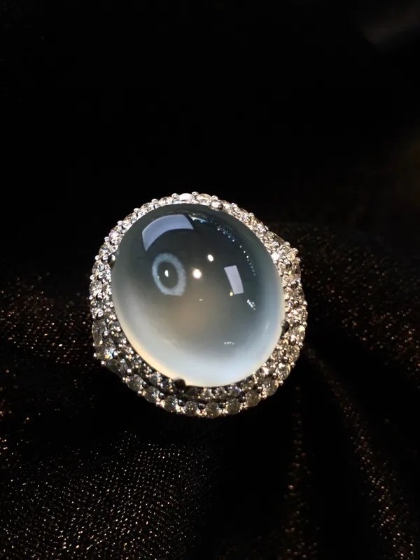 收藏级玻璃种冰玻大蛋面戒指
暗夜里的明珠 寒光凛凛
大的裸石达到这个品质太少了