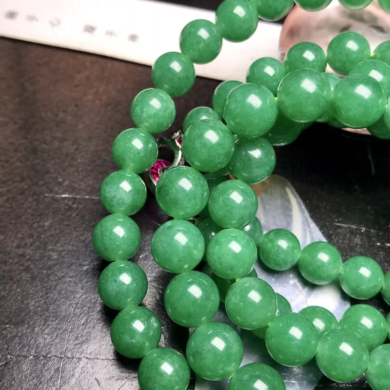 珍藏品质满绿项链，种水色泽都很美，在珠链中成色少见。微塔，冰润度完整度都很不错，直径7.7-8.3毫米。这么大的尺寸也很少有。冰糯种水，珍贵的好种水满绿色珠，色泽也足够浓郁，强烈推荐。
