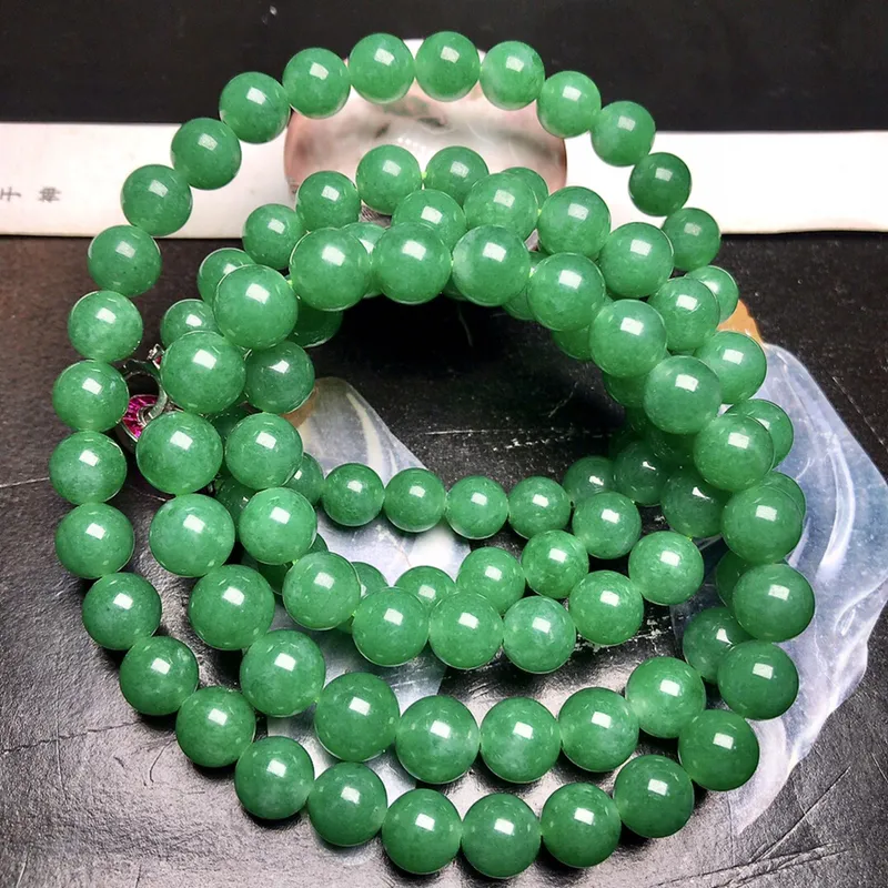 珍藏品质满绿项链，种水色泽都很美，在珠链中成色少见。微塔，冰润度完整度都很不错，直径7.7-8.3毫米。这么大的尺寸也很少有。冰糯种水，珍贵的好种水满绿色珠，色泽也足够浓郁，强烈推荐。
