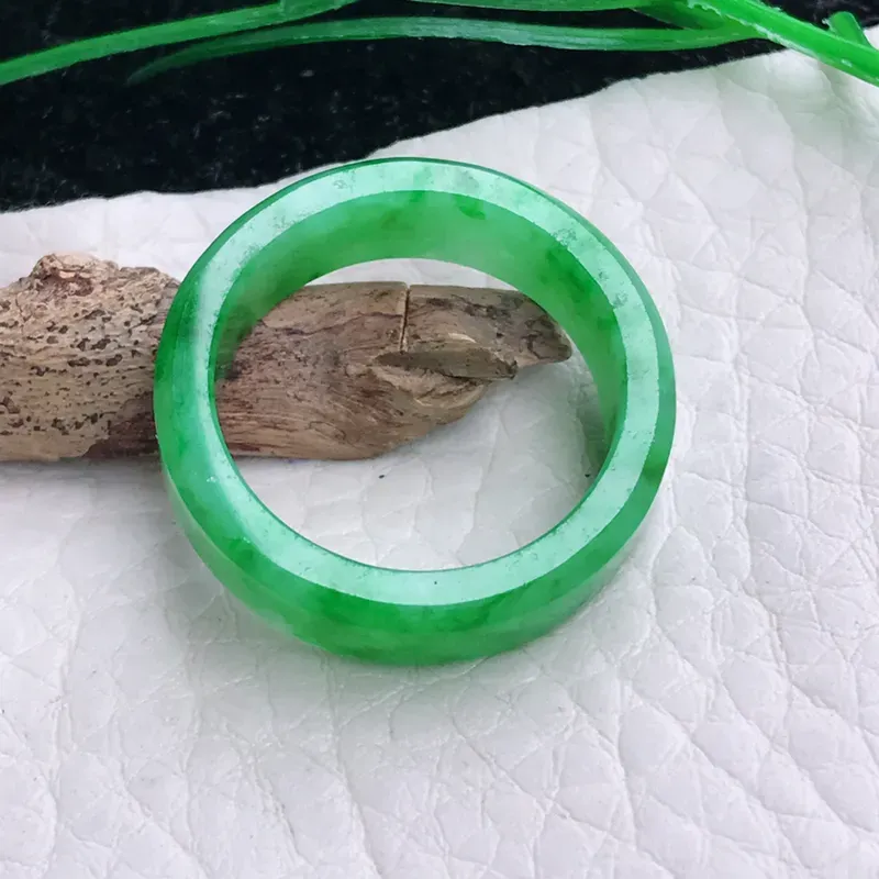 自然光实拍，19mm内直径，老坑浅绿飘阳绿玉戒指，玉指环，指圈，玉质细腻起胶，种老水足，佩戴优雅大方