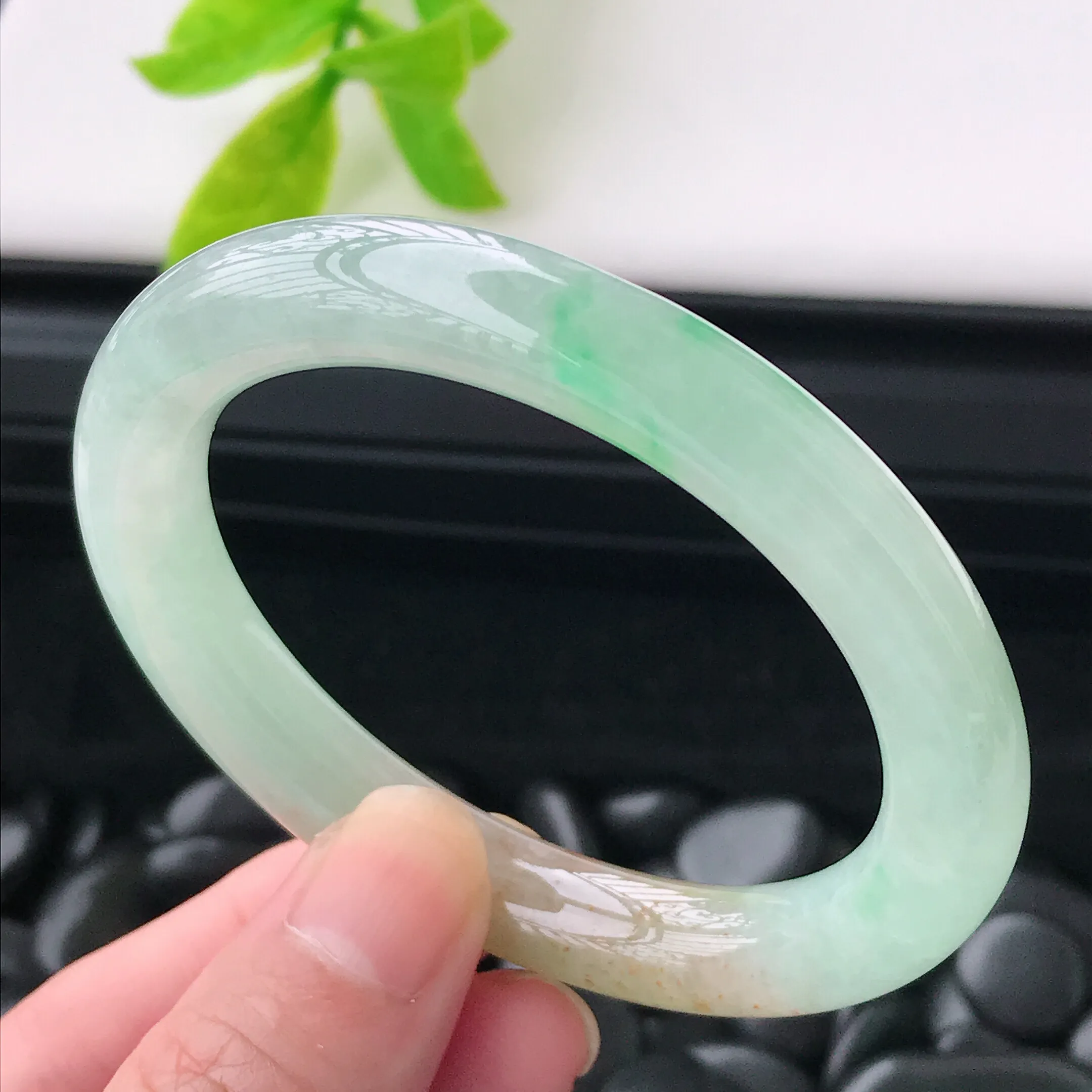 1 水润飘黄翡翠圆条贵妃手镯  圈口52.1/46.6/9.2/9.