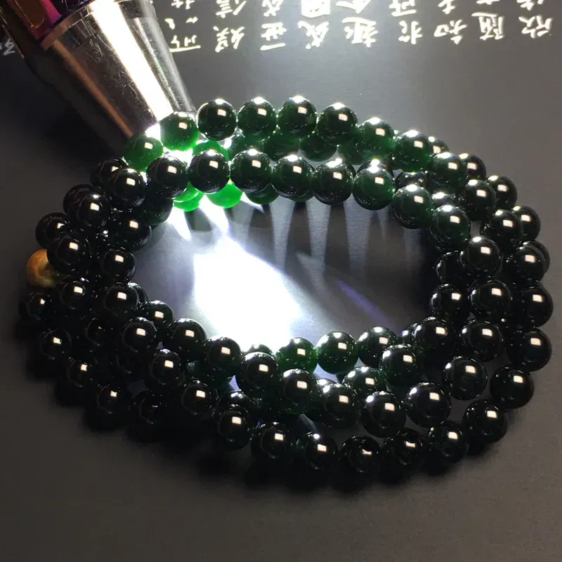 老坑冰种墨翠珠链 108颗 直径6.6毫米 黑度佳 款式时尚 打灯通透 翠色艳丽 质地细腻 金色配珠为18K金