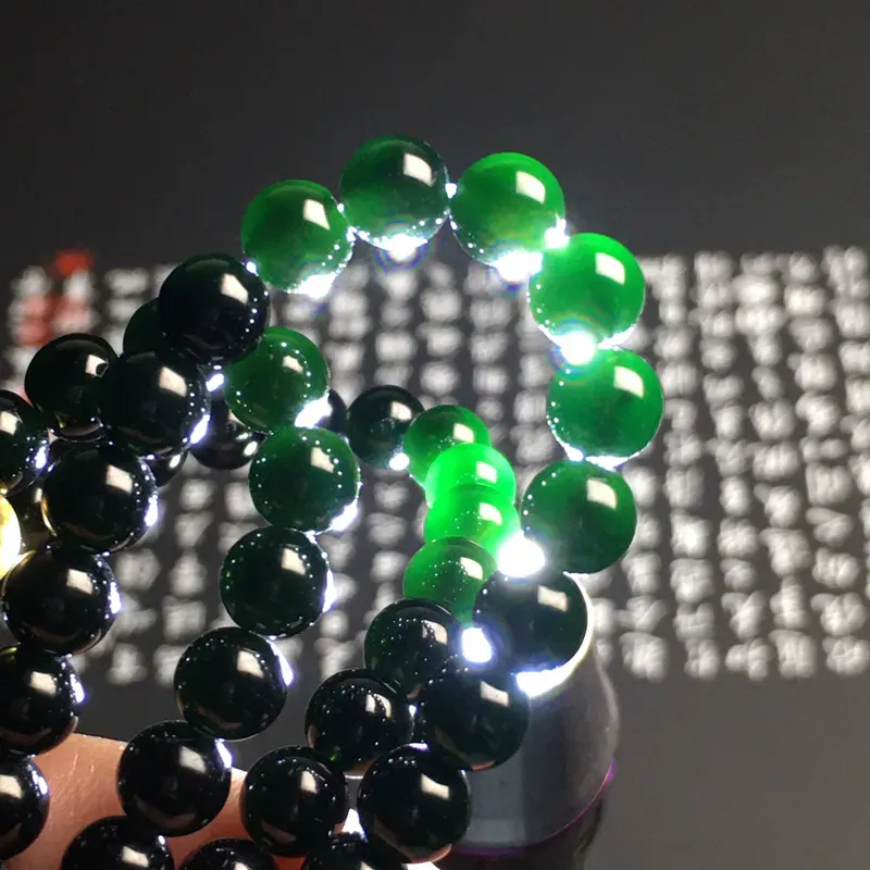 老坑冰种墨翠珠链 108颗 直径6.6毫米 黑度佳 款式时尚 打灯通透 翠色艳丽 质地细腻 金色配珠为18K金