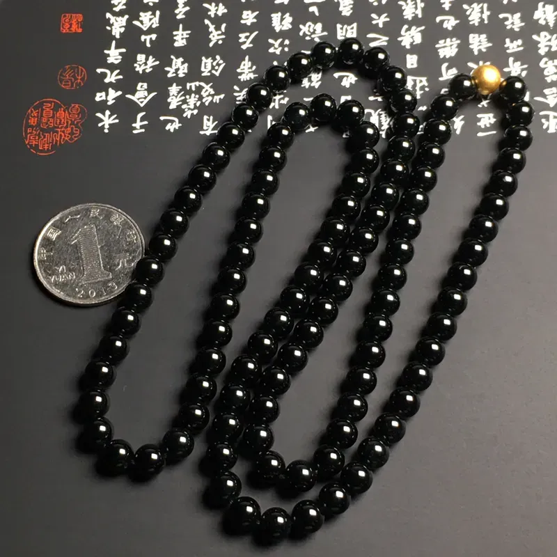 老坑冰种墨翠珠链 108颗 直径6.6毫米 黑度佳 款式时尚 打灯通透 翠色艳丽 质地细腻 金色配珠为18K金