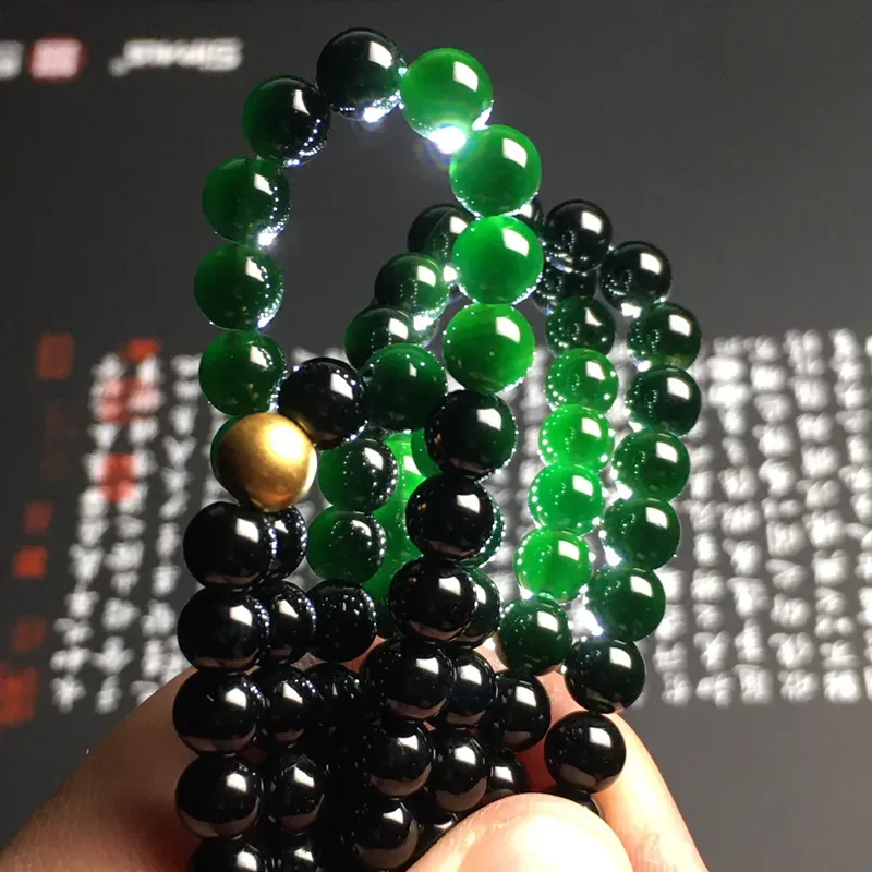 老坑冰种墨翠珠链 108颗 直径6.6毫米 黑度佳 款式时尚 打灯通透 翠色艳丽 质地细腻 金色配珠为18K金