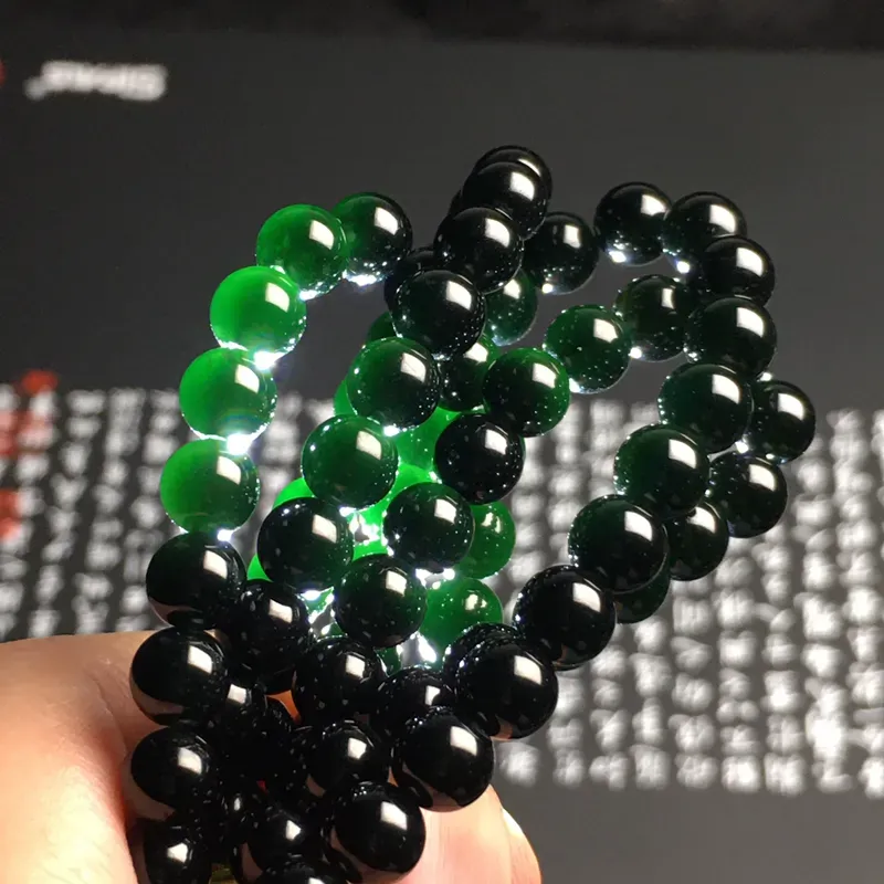 老坑冰种墨翠珠链 108颗 直径6.6毫米 黑度佳 款式时尚 打灯通透 翠色艳丽 质地细腻 金色配珠为18K金