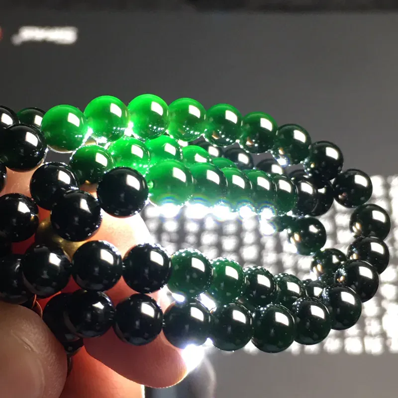老坑冰种墨翠珠链 108颗 直径6.6毫米 黑度佳 款式时尚 打灯通透 翠色艳丽 质地细腻 金色配珠为18K金