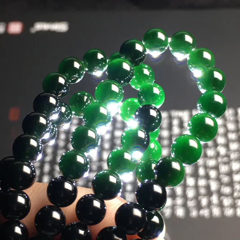 老坑冰种墨翠珠链 108颗 直径6.6毫米 黑度佳 款式时尚 打灯通透 翠色艳丽 质地细腻 金色配珠为18K金