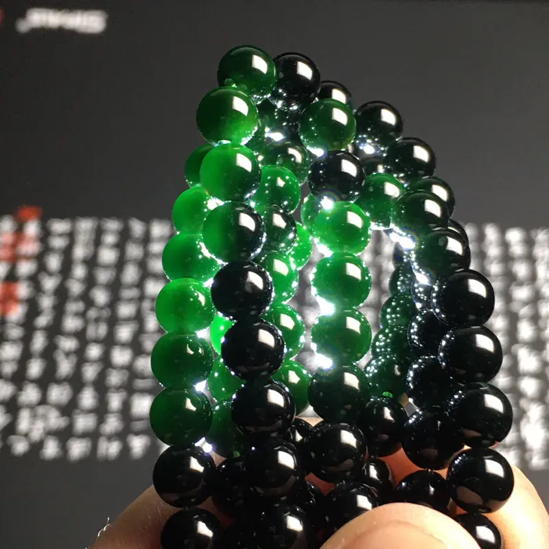 老坑冰种墨翠珠链 108颗 直径6.6毫米 黑度佳 款式时尚 打灯通透 翠色艳丽 质地细腻 金色配珠为18K金
